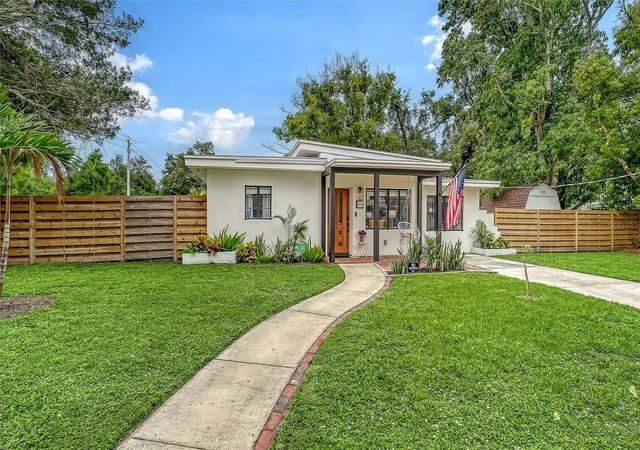 Photo 2 of Single family home for sale at 1301 6th Street W, Palmetto, FL 34221 | MLS# A4695727 | Listing updated on 2026-09-23