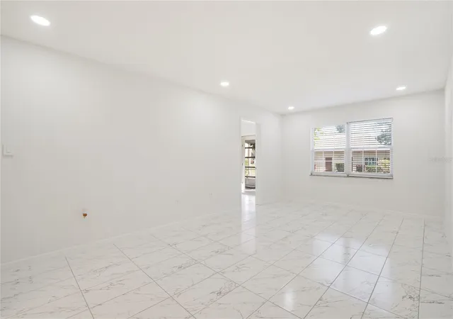 4th image of 4013 Lake Bayshore Dr #107, Bradenton, FL 34205 | MLS# A4695739