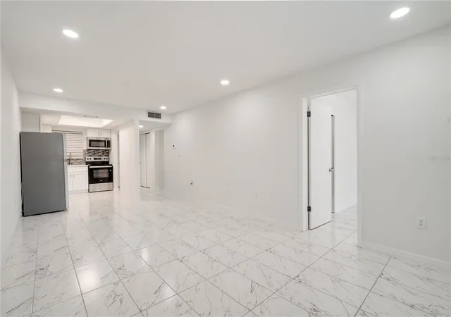 5th image of 4013 Lake Bayshore Dr #107, Bradenton, FL 34205 | MLS# A4695739