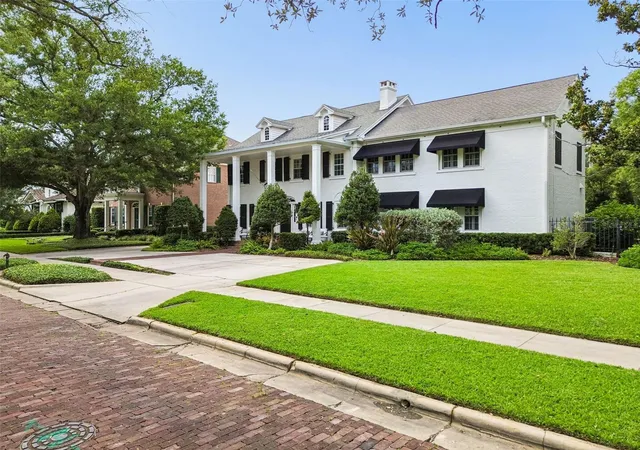 Photo 1 of Sale Pending at 3313 W Mullen Ave, Tampa, FL 33609 | MLS# TB8515025 | Listing updated on 2026-08-07