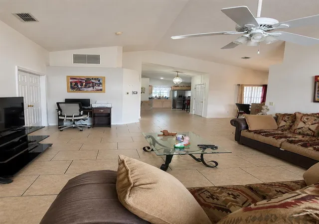 Photo 4 of Single family home for sale at 121 S Roma Way, Kissimmee, FL 34746 | MLS# R4911375 | Listing updated on 2026-10-15