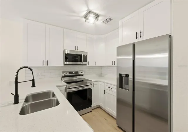 3rd image of 205 Somerset Ln, Palm Harbor, FL 34684 | MLS# TB8515153