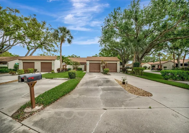 2nd image of 2925 Park Lake Dr, BRADENTON, FL 34209