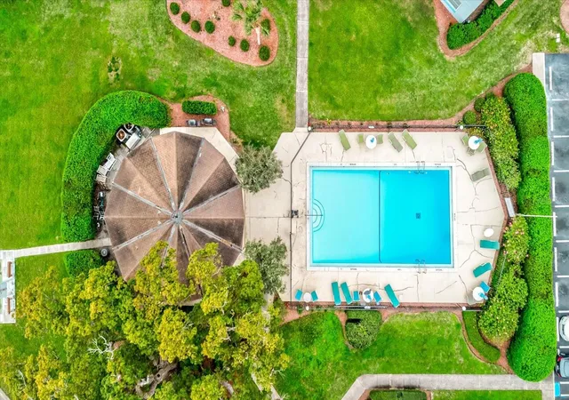 2nd image of 333 Lake Howard Dr Nw, WINTER HAVEN, FL 33880