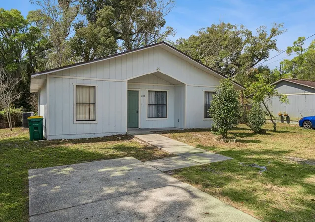 Photo 1 of Single family home for sale at 202 S Boston Ave, Deland, FL 32724 | MLS# O6413412 | Listing updated on 2026-09-29