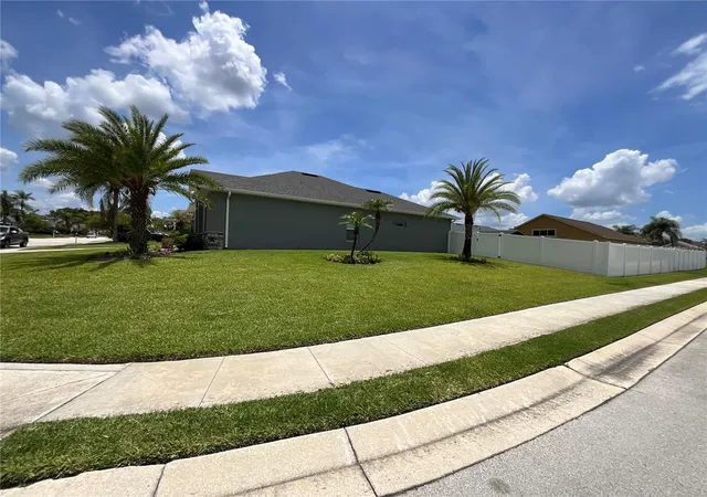 Photo 3 of Sale Pending at 3014 Buckeye Pointe Dr, Winter Haven, FL 33881 | MLS# R4911379 | Listing updated on 2026-08-29