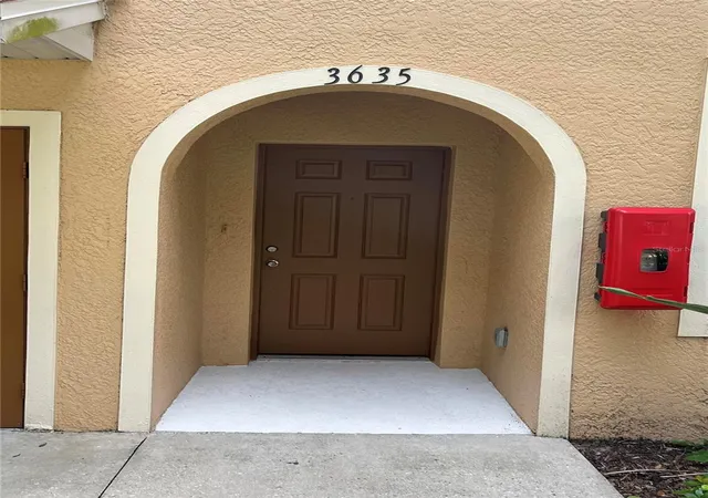 Listing Photo 2 - Condo for sale in building located at 3635 Parkridge Cir, SARASOTA, FL 34243 - Unit #10-101