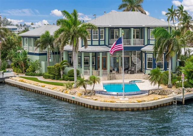 Single family home for sale at 522 Bayview Dr, HOLMES BEACH, FL 34217 | MLS# A4695861