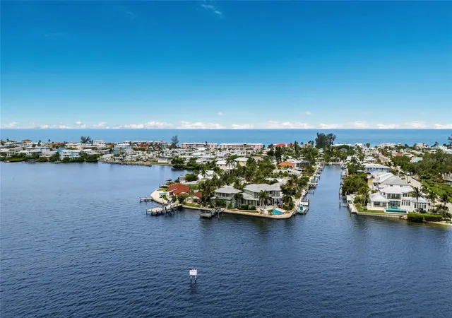 Photo 4 of Single family home for sale at 522 Bayview Dr, Holmes Beach, FL 34217 | MLS# A4695861 | Listing updated on 2026-09-21