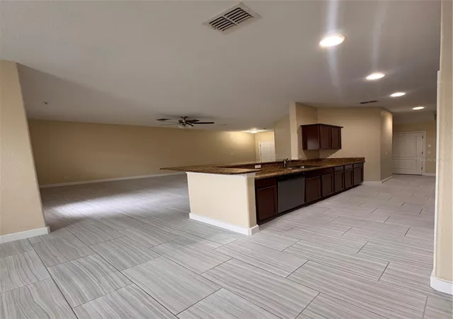 Photo 5 of Townhouse for sale at 15511 Campden St, Winter Garden, FL 34787 | MLS# O6413461 | Listing updated on 2026-08-26