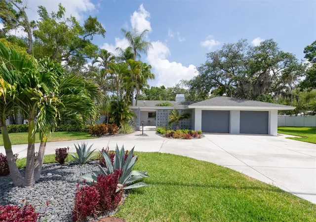 5th image of 1350 Fairway Dr, Dunedin, FL 34698 | MLS# W7886380