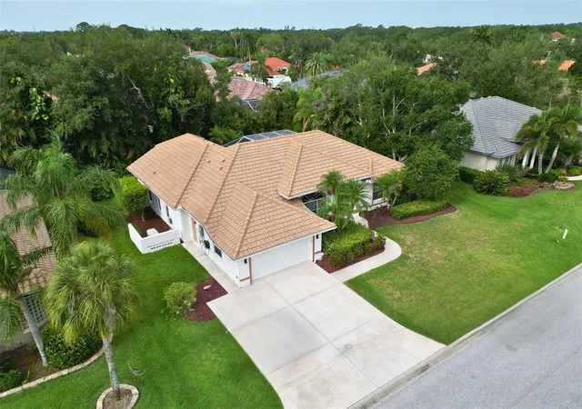 Photo 3 of Single family home for sale at 4824 Hanging Moss Ln, Sarasota, FL 34238 | MLS# A4695897 | Listing updated on 2026-08-18