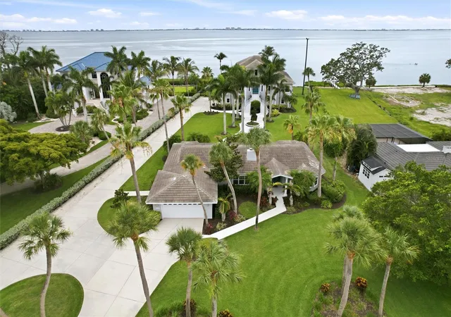 Photo 3 of Single family home for sale at 7524 Westmoreland Dr, Sarasota, FL 34243 | MLS# A4695898 | Listing updated on 2026-09-30