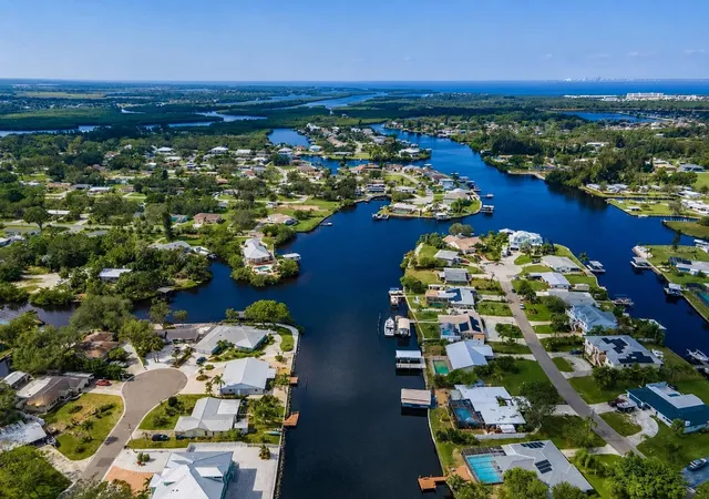 4th image of 805 Leisey Cir, Ruskin, FL 33570 | MLS# O6413610