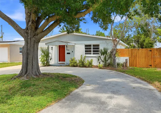 Photo 2 of Single family home for sale at 4027 Huntington St Ne, Saint Petersburg, FL 33703 | MLS# TB8515492 | Listing updated on 2026-07-27