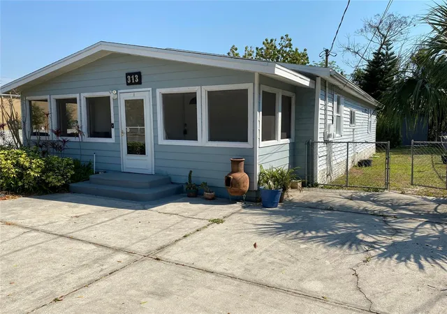 Photo 2 of Single family home for sale at 313 S Observatory Dr, Orlando, FL 32835 | MLS# O6413628 | Listing updated on 2026-10-06