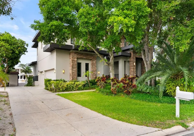 Photo 4 of Single family home for sale at 4905 W Spring Lake Dr, Tampa, FL 33629 | MLS# TB8515550 | Listing updated on 2026-06-12