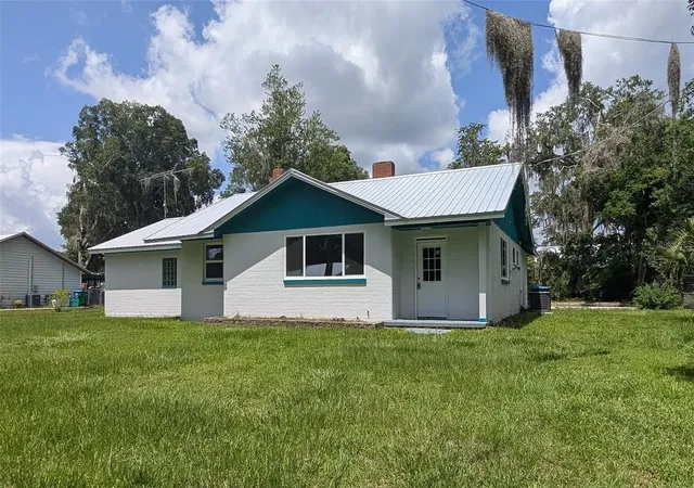 1st image of 414 S Prospect St, Crescent City, FL 32112 | MLS# V4949450