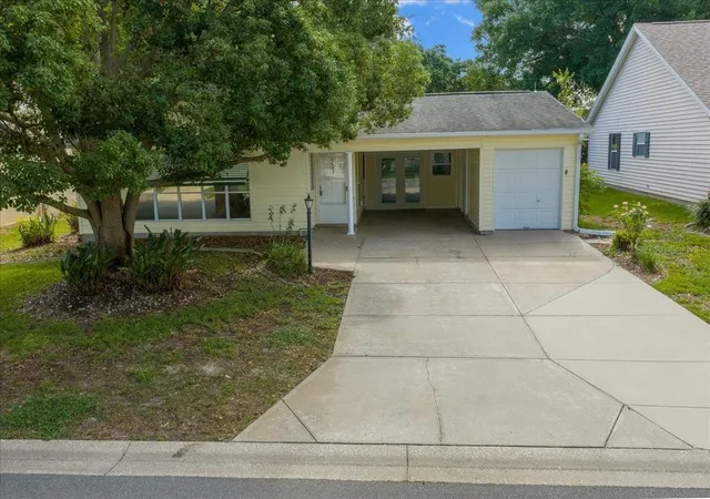 Homes for sale in Lady Lake, FL | 1133 Del Toro Dr, Lady Lake, FL 32159 | MLS# G5113320