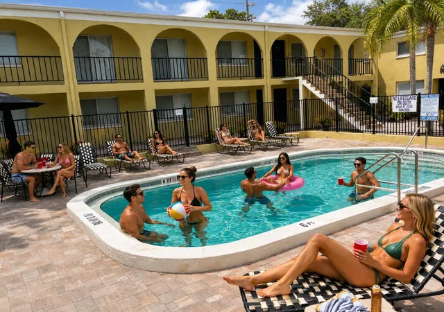 Listing Photo 2 - Condo for sale in building located at 3206 W Azeele St, Tampa, FL 33609 - Unit #118