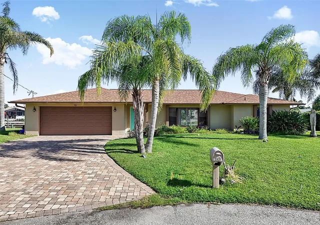 1st image of 10 Crow Ct, Palm Coast, FL 32137 | MLS# FC319042