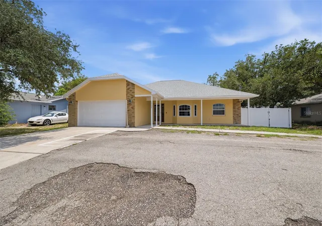 Photo 2 of Single family home for sale at 10154 Spring Hl Dr, Spring Hill, FL 34608 | MLS# W7886406 | Listing updated on 2026-10-08