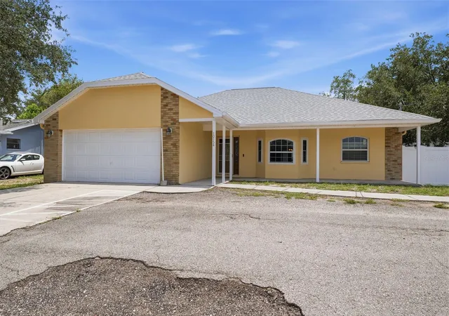 Photo 3 of Single family home for sale at 10154 Spring Hl Dr, Spring Hill, FL 34608 | MLS# W7886406 | Listing updated on 2026-10-08