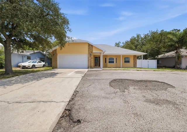 Photo 3 of Single family home for sale at 10154 Spring Hl Dr, Spring Hill, FL 34608 | MLS# W7886406 | Listing updated on 2026-10-08