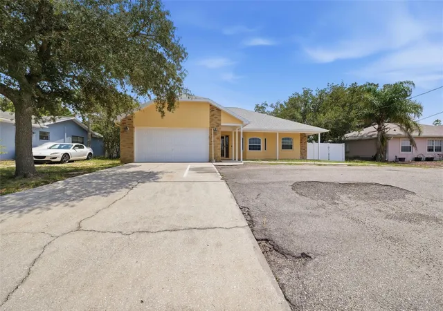 Photo 4 of Single family home for sale at 10154 Spring Hl Dr, Spring Hill, FL 34608 | MLS# W7886406 | Listing updated on 2026-10-08