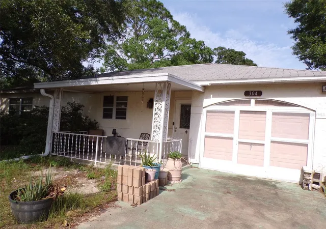 Photo 1 of Single family home for sale at 304 Oak Trak Way, Ocala, FL 34472 | MLS# OM726030 | Listing updated on 2026-07-31