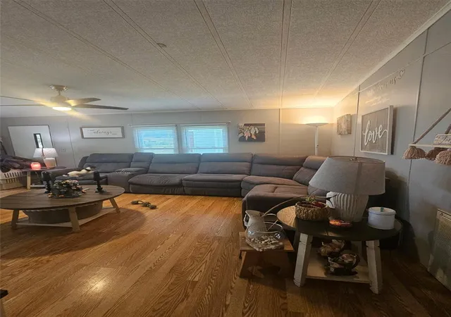 Photo 4 of Manufactured home for sale at 475 Papaya Cir, Sebastian, FL 32976 | MLS# O6413872 | Listing updated on 2026-10-09