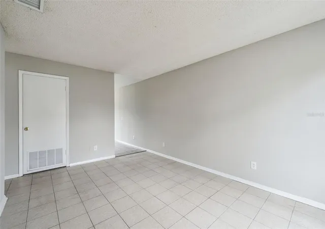 Photo 4 of Townhouse for sale at 2 Lake Villa Way, Kissimmee, FL 34743 | MLS# O6413875 | Listing updated on 2026-09-19