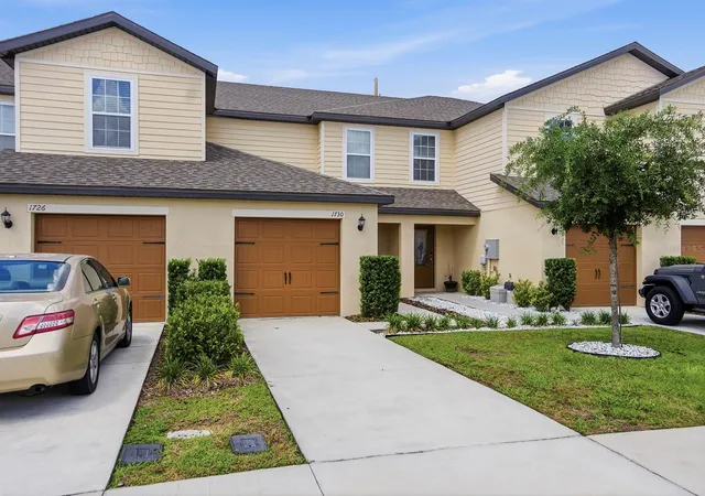 Photo 2 of Sale Pending at 1730 Wynford Cir, Tavares, FL 32778 | MLS# G5113344 | Listing updated on 2026-08-26