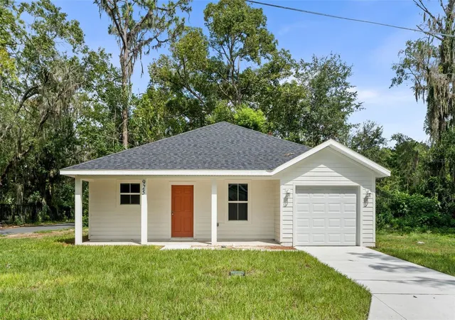 Photo 1 of Single family home for sale at 925 Ne 19th Street, Gainesville, FL 32641 | MLS# O6413950 | Listing updated on 2026-10-13