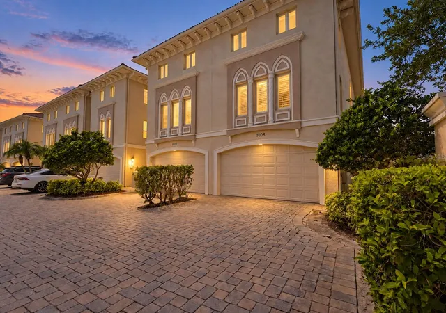 Photo 4 of Townhouse for sale at 1008 Paseo Del Rio NE, Saint Petersburg, FL 33702 | MLS# TB8515830 | Listing updated on 2026-09-22