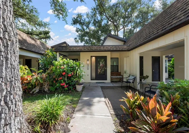 Photo 3 of House for sale at 2227 Circlewood Dr #52, Sarasota, FL 34231 | MLS# A4696035 | Listing updated on 2026-08-01