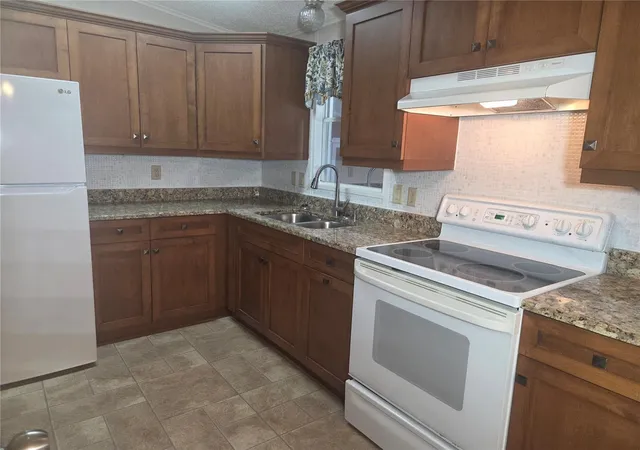 Photo 3 of Manufactured home for sale at 5707 45th Street E #120, Bradenton, FL 34203 | MLS# A4696036 | Listing updated on 2026-06-12