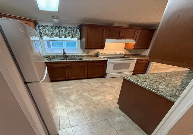 Photo 4 of Manufactured home for sale at 5707 45th Street E #120, Bradenton, FL 34203 | MLS# A4696036 | Listing updated on 2026-06-12