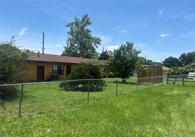 Photo 3 of Single family home for sale at 2105 Sw 5th Street, Ocala, FL 34471 | MLS# OM726057 | Listing updated on 2026-08-22