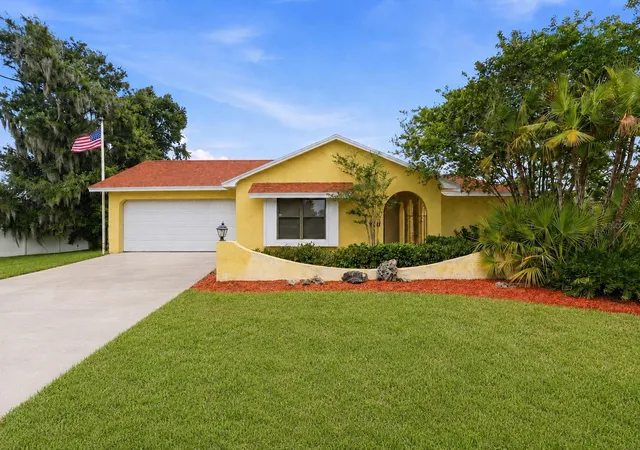 Single family home for sale at 7026 Willow Run Loop, LAKELAND, FL 33813 | MLS# P4938944