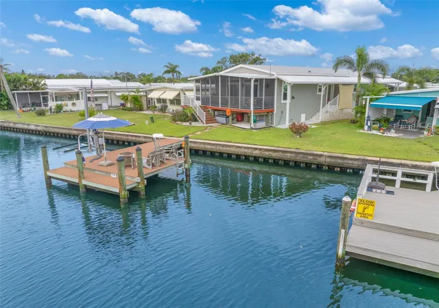 Photo 3 of Manufactured home for sale at 6825 Mount Orange Dr Ne #390, Saint Petersburg, FL 33702 | MLS# TB8515989 | Listing updated on 2026-10-20