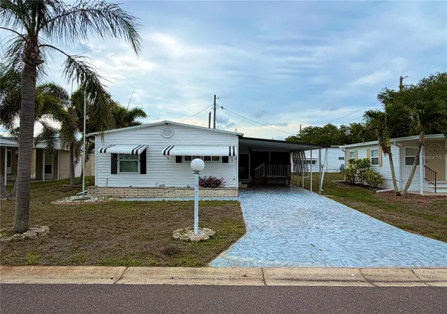 2nd image of 5205 5th St E, Bradenton, FL 34203 | MLS# A4696087