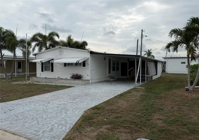4th image of 5205 5Th St E, Bradenton, FL 34203 | MLS# A4696087