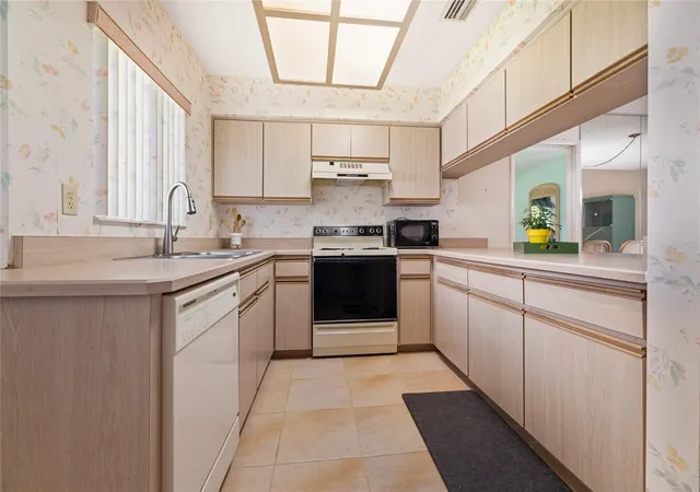 Photo 4 of Single family home for sale at 21 Wedgewood Ln, Palm Coast, FL 32164 | MLS# FC319068 | Listing updated on 2026-10-24