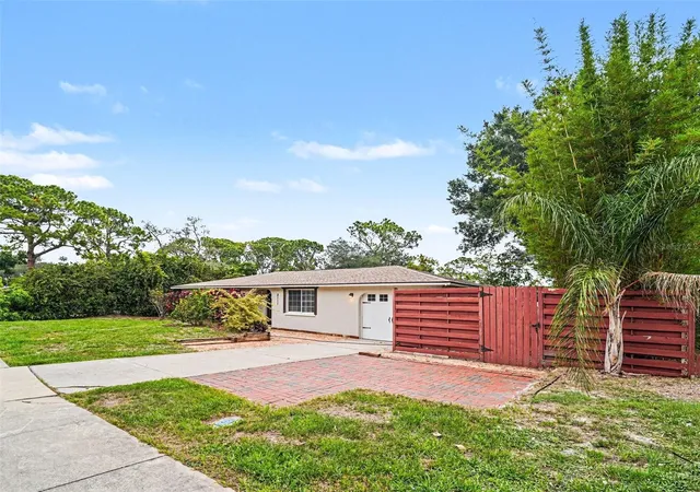 Photo 2 of Single family home for sale at 2111 Fairfield Ave, Sarasota, FL 34232 | MLS# O6414126 | Listing updated on 2026-07-10