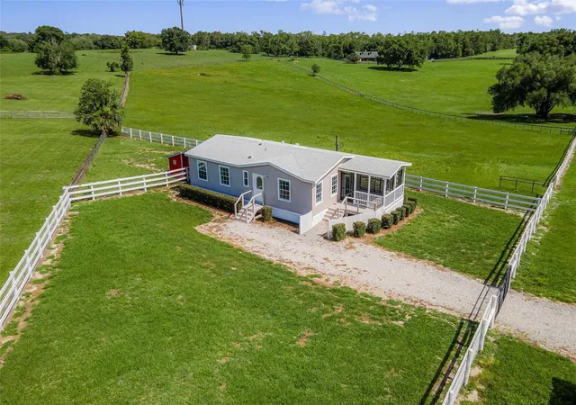 Photo 3 of Manufactured home for sale at 4400 Little Critter Trl, Lady Lake, FL 32159 | MLS# G5113362 | Listing updated on 2026-08-31