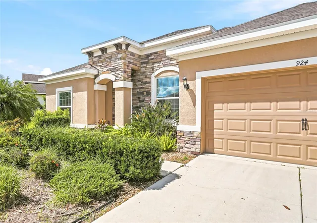 Photo 4 of Single family home for sale at 924 Buttercup Glen, Bradenton, FL 34212 | MLS# A4696105 | Listing updated on 2026-09-17