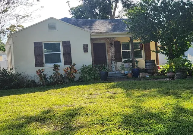 Photo 2 of Single family home for sale at 734 37th Avenue N, St Petersburg, FL 33704 | MLS# TB8516104 | Listing updated on 2026-10-07