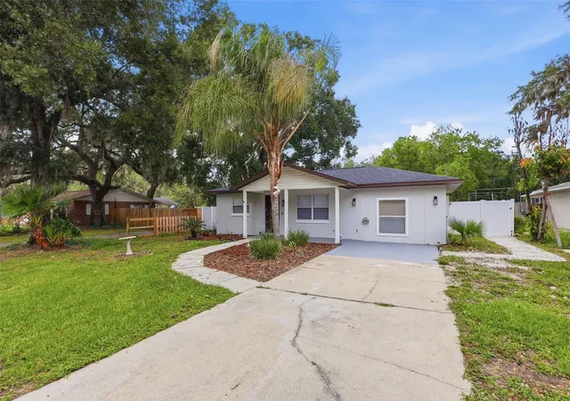 3rd image of 2602 Westside Dr, Leesburg, FL 34748 | MLS# O6414236