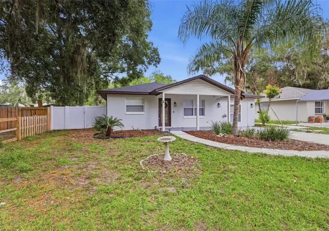 4th image of 2602 Westside Dr, Leesburg, FL 34748 | MLS# O6414236